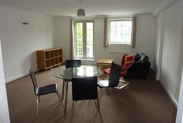 2 bed flat, Acland Road, Central, Exeter, EX46PP - Image 1